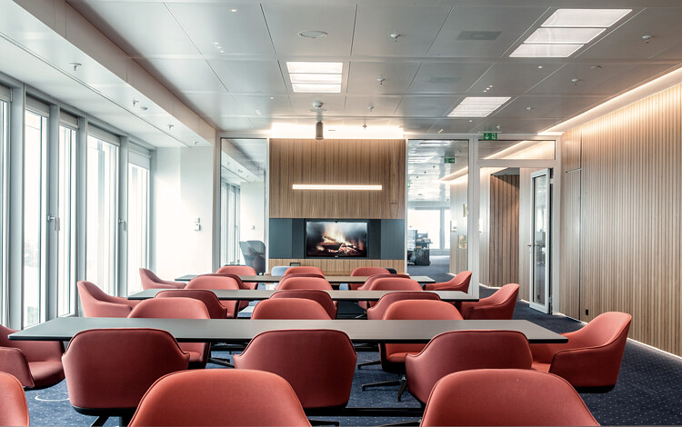 Videokonferenz-Terminal, Lounge und offene Besprechungssituation